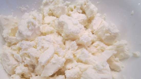 Pastís de berenar amb formatge feta, mató i rodanxes de salmó