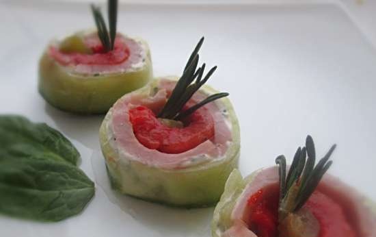 Cucumber, baked peppers and ham snack rolls