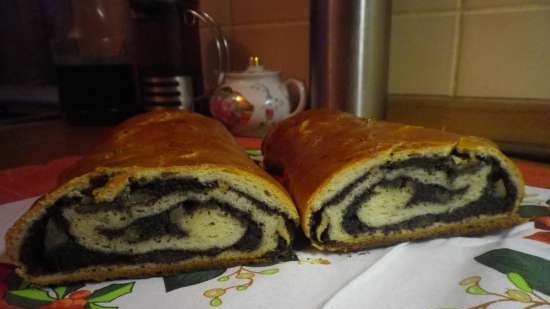 Roll con semi di papavero, noci e uvetta