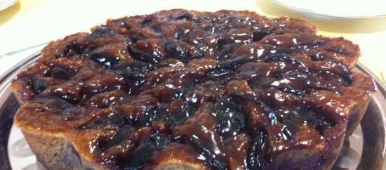 Nut cake na may mga plum