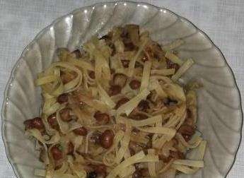 Lakasha bakla (Homemade noodles na may beans)