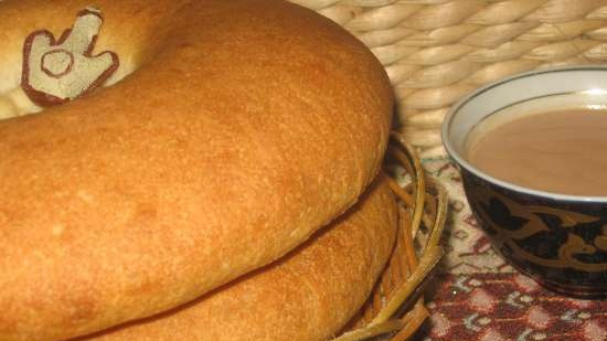 Mga flatbread na Asyano sa sourdough na may sabaw ng karne, sibuyas at katyk