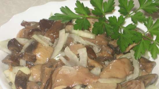 Insalata con patate e funghi salati (magri)