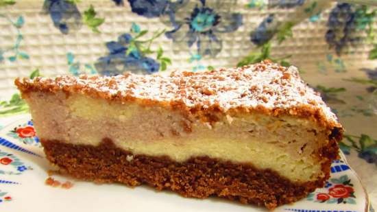 Pastel de chocolate de arena con relleno de cuajada y frambuesa