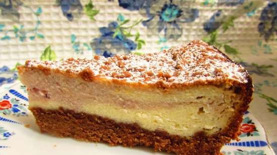 Pastel de chocolate de arena con relleno de cuajada y frambuesa