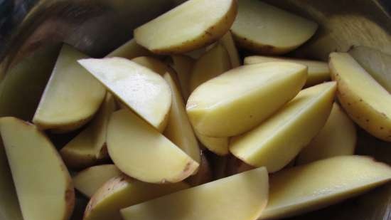 Patatas al horno en adobo de kéfir y mostaza