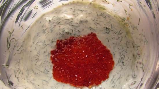 Salsa de crema agria con caviar rojo para panqueques