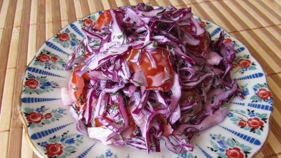 Ensalada de col lombarda con tomates