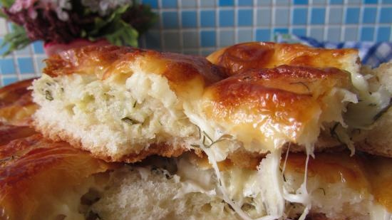 Focaccia con mozzarella, aglio ed erbe aromatiche