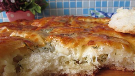 Focaccia con mozzarella, aglio ed erbe aromatiche