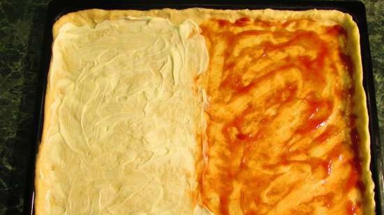 Torta doppia alla pizza su impasto senza lievito di panna acida