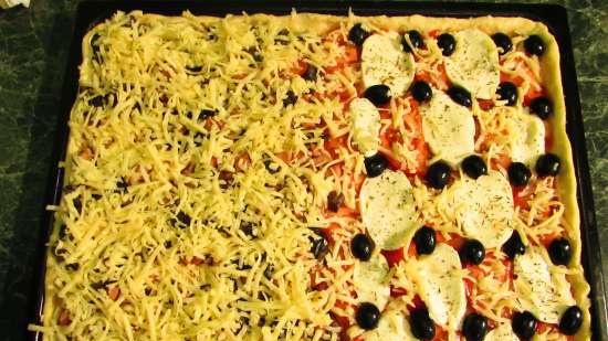 Doppia pizza alla pizza con impasto senza lievito di panna acida