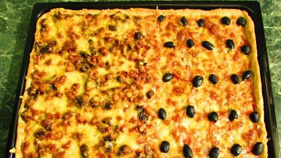 Torta doppia alla pizza su impasto senza lievito di panna acida