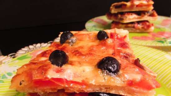 Pastel doble a la pizza sobre masa de crema agria sin levadura