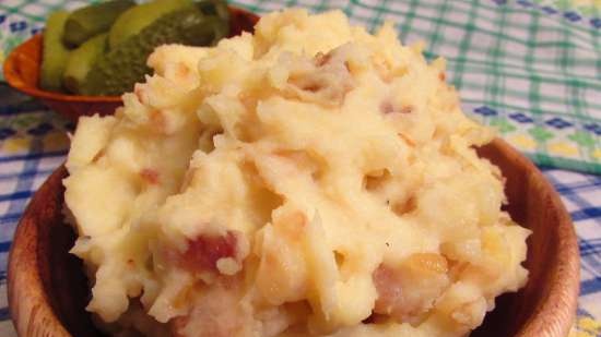 Porridge di patate dorato con ciccioli e cipolle