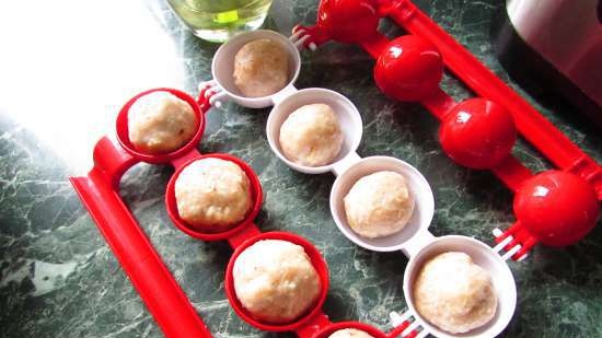 Polpette di pollo-riso-formaggio con mozzarella (in uno stampo per fare le polpette)