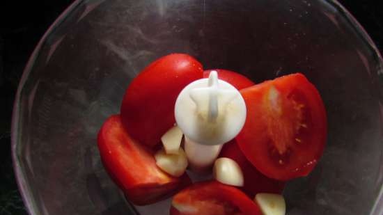 Geurige aardappelen gebakken in tomatenmarinade