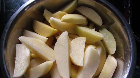 Geurige aardappelen gebakken in tomatenmarinade