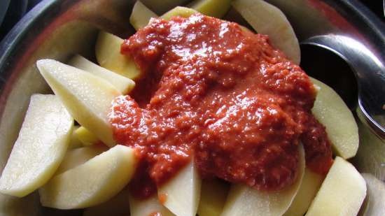 Patatas fragantes al horno en adobo de tomate