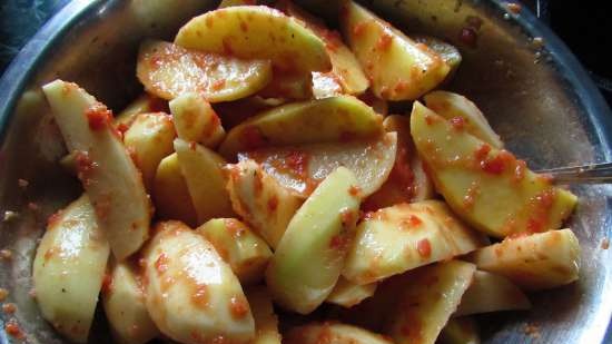 Geurige aardappelen gebakken in tomatenmarinade