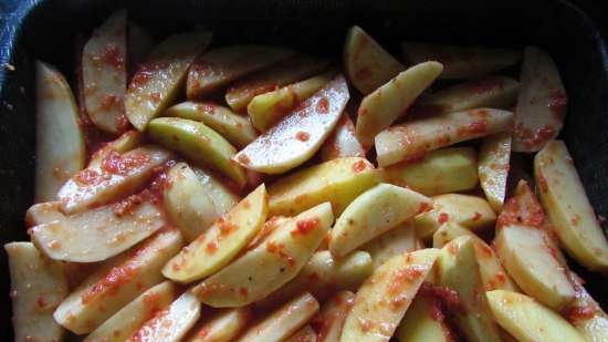 Patatas fragantes al horno en adobo de tomate