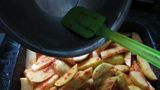 Geurige aardappelen gebakken in tomatenmarinade