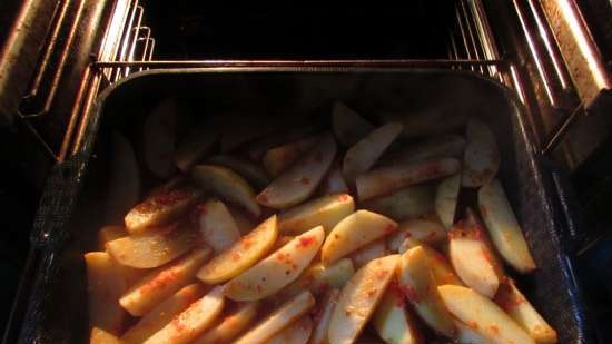 Patatas fragantes al horno en adobo de tomate