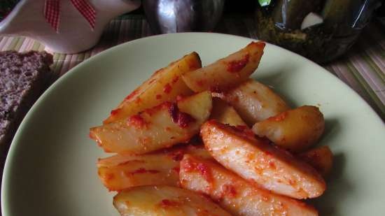 Geurige aardappelen gebakken in tomatenmarinade