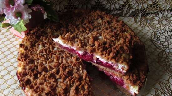 Torta di segale grattugiata con ripieno di ricotta e ciliegie