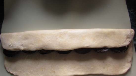 Tender rolls with apples (plus a roll with plums from this dough)