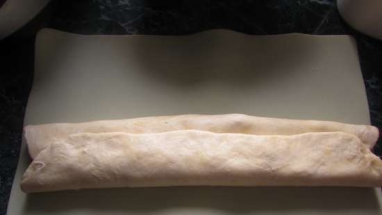 Tender rolls with apples (plus a roll with plums from this dough)