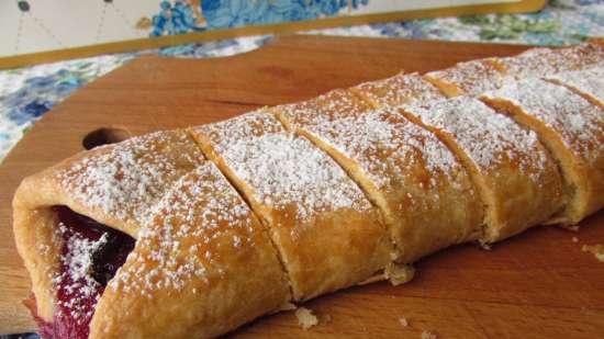 Tender rolls with apples (plus a roll with plums from this dough)