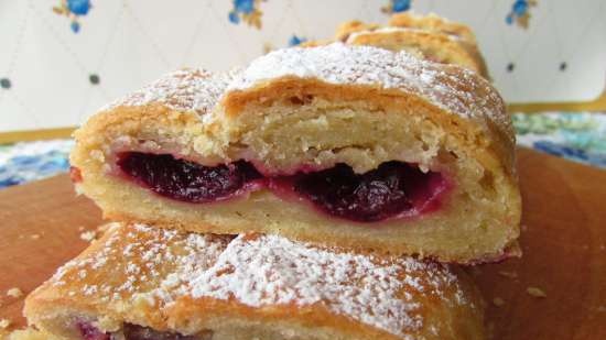 Tender rolls with apples (plus a roll with plums from this dough)