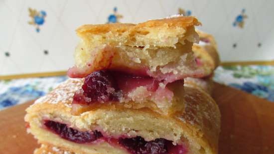 Tender rolls with apples (plus a roll with plums from this dough)