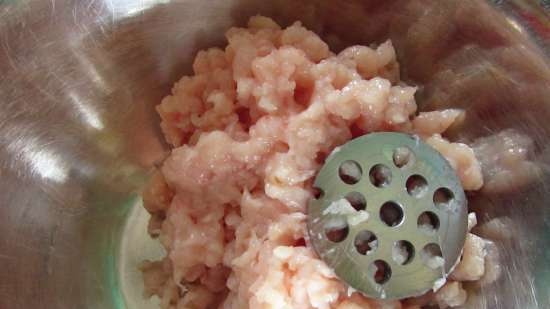 Albóndigas de pollo con pepinos encurtidos en una salsa espesa de verduras picante