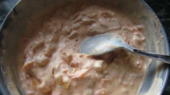 Albóndigas de pollo con pepinos encurtidos en una salsa espesa de verduras picante