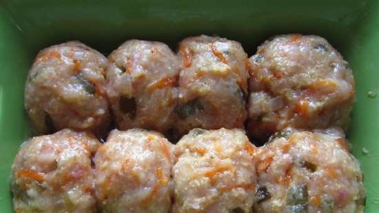 Albóndigas de pollo con pepinos encurtidos en una salsa espesa de verduras picante