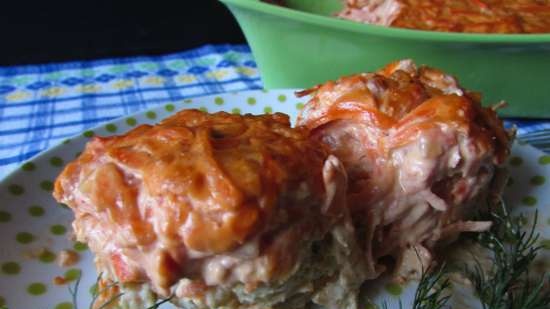 Albóndigas de pollo con pepinos encurtidos en una salsa espesa de verduras picante