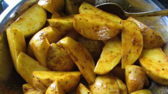 Gouden aardappelen gebakken in een boeket kruiden