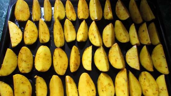 Gouden aardappelen gebakken in een boeket kruiden