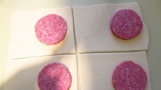 Sfogliatine veloci con cervelat e formaggio