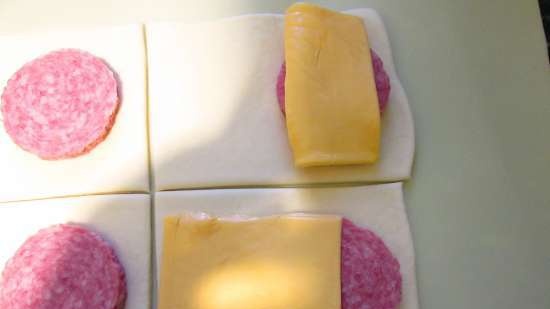 Sfogliatine veloci con cervelat e formaggio