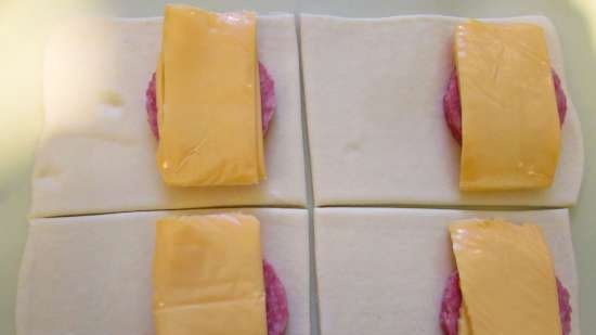 Sfogliatine veloci con cervelat e formaggio