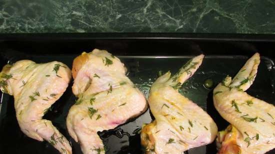 Inihurnong mga pakpak ng manok sa dill-beer marinade