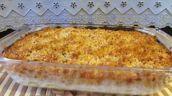 Zucchini-tomato casserole with cheese and bread crumbs