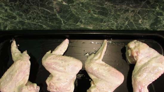 Chicken wings baked in horseradish marinade