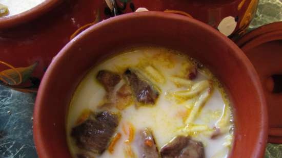 Zuppa di latte e funghi con zucchine e patate in pentola