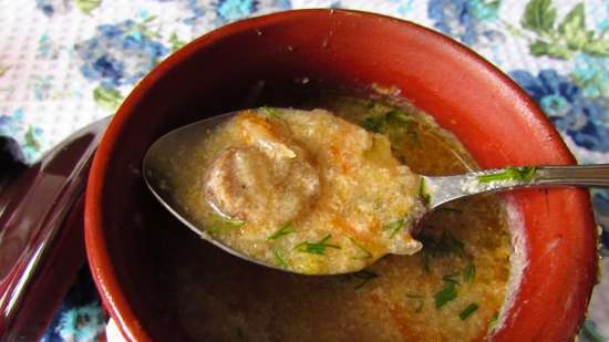 Zuppa di latte e funghi con zucchine e patate in pentola