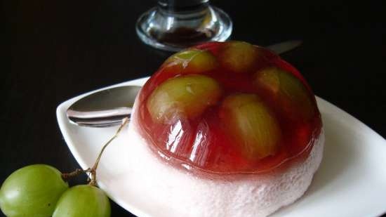 Postre de dos capas de vino tinto y jugo de uva