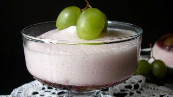 Postre de dos capas de vino tinto y jugo de uva